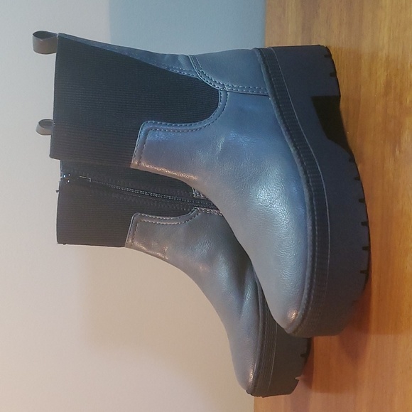Kodiak Shoes - Women's Kodiac Roxie gray Chelsea style ankle booties 8 NWOT